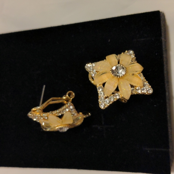 Earrings - Picture 2 of 3